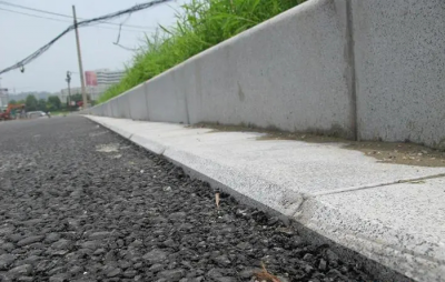 道端の石が破損した原因は何ですか。